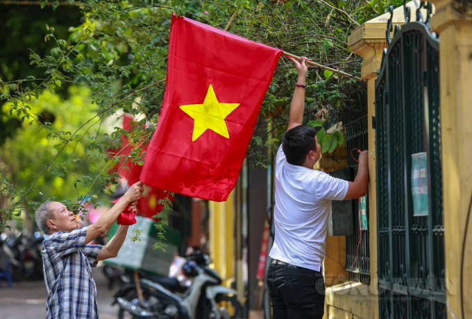 Người dân treo cờ tổ quốc trước cửa nhà đón chào ngày lễ trọng đại của đất nước. Ảnh: CTV.