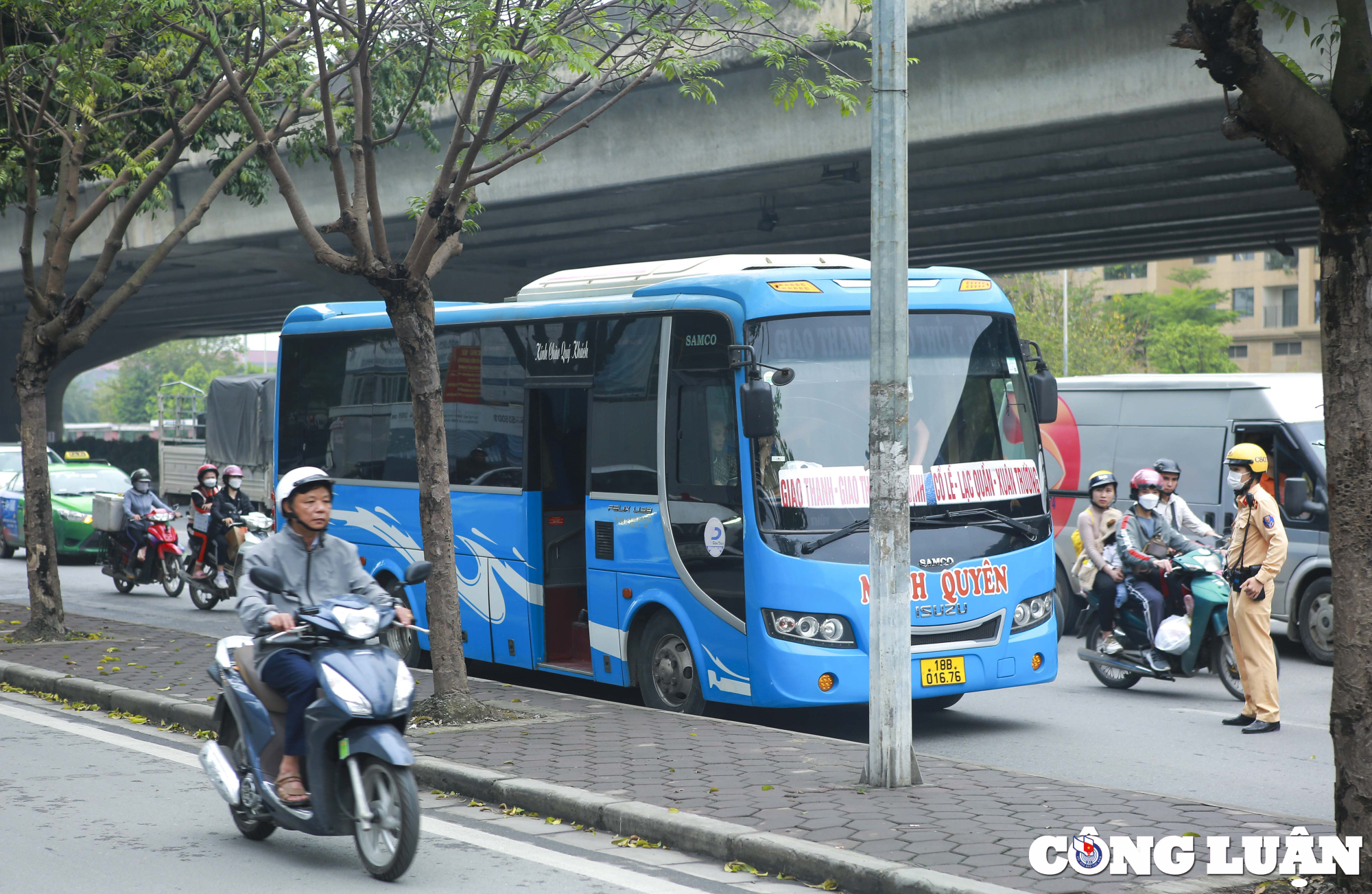 ha noi xe khach dung do bat khach doc duong bi csgt hoa trang xu ly hinh 5