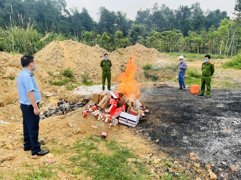 lao cai tieu huy gan 100 thung banh keo khong co xuat xu hinh 1