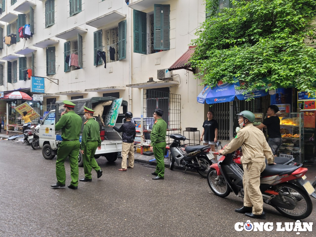 sau phan anh via he duoc tra lai cho nguoi di bo tren nhieu tuyen pho tai quan dong da hinh 4