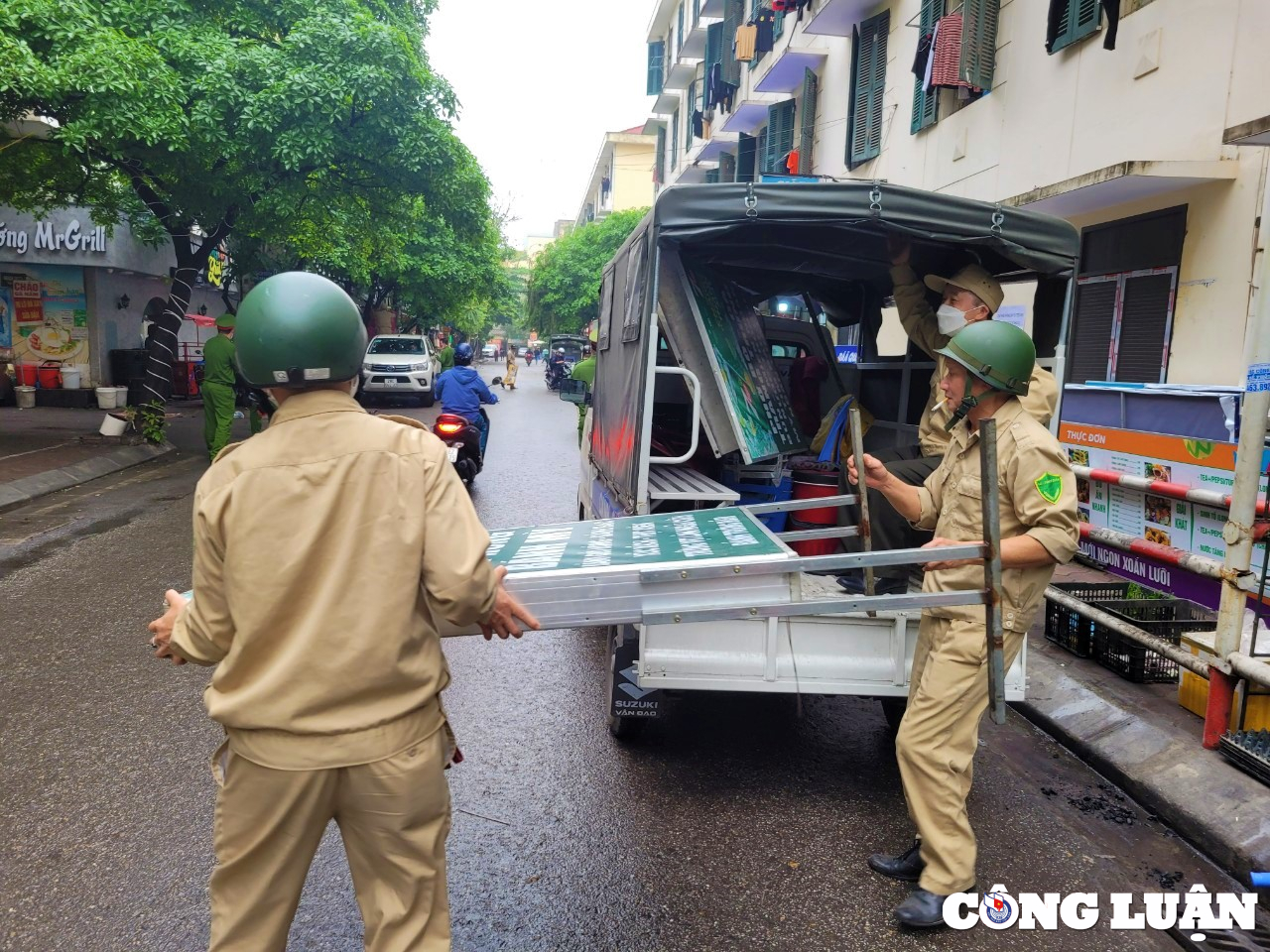 sau phan anh via he duoc tra lai cho nguoi di bo tren nhieu tuyen pho tai quan dong da hinh 7