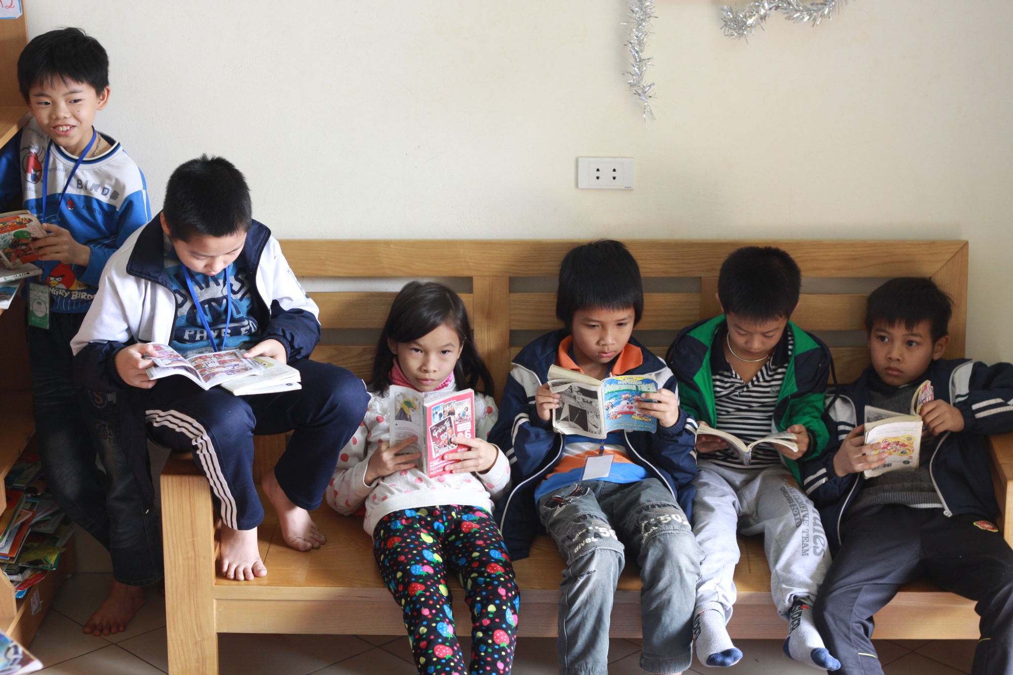 Các em nhỏ đọc sách tại thư viện Dương Liễu.