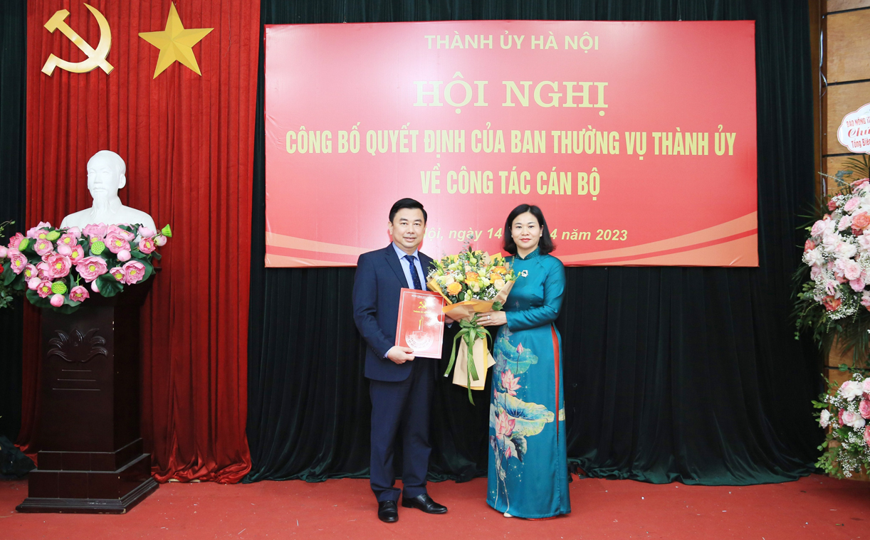 thuong truc thanh uy ha noi trao quyet dinh ve cong tac can bo tai bao hanoimoi va bao kinh te do thi hinh 1