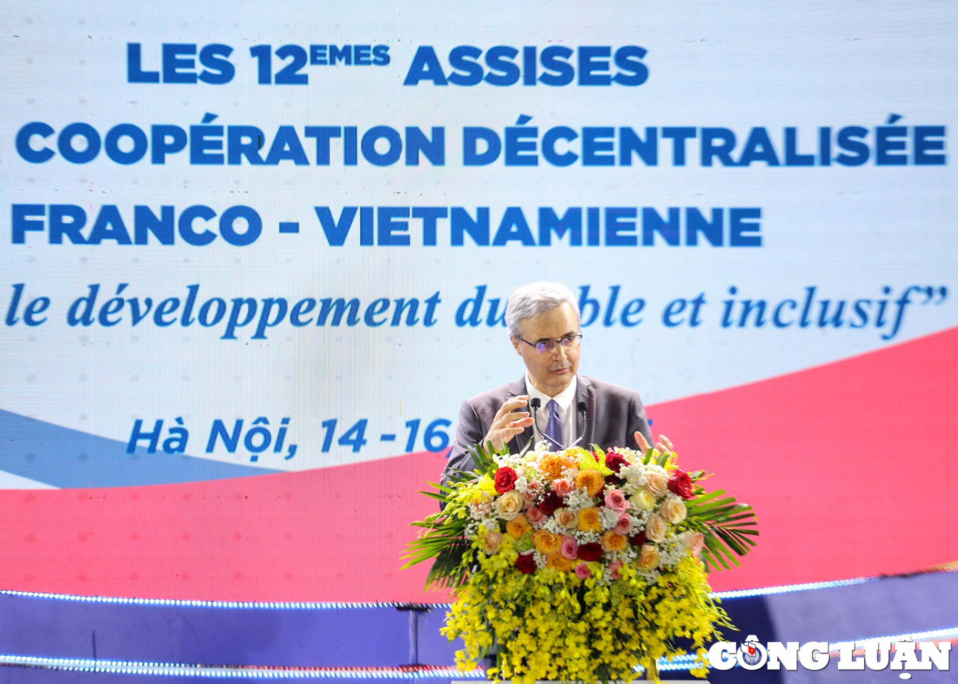 Ngài Nicolas Warnery - Đại sứ đặc mệnh toàn quyền Cộng hòa Pháp tại Việt Nam phát biểu tại chương trình tối 14/4.