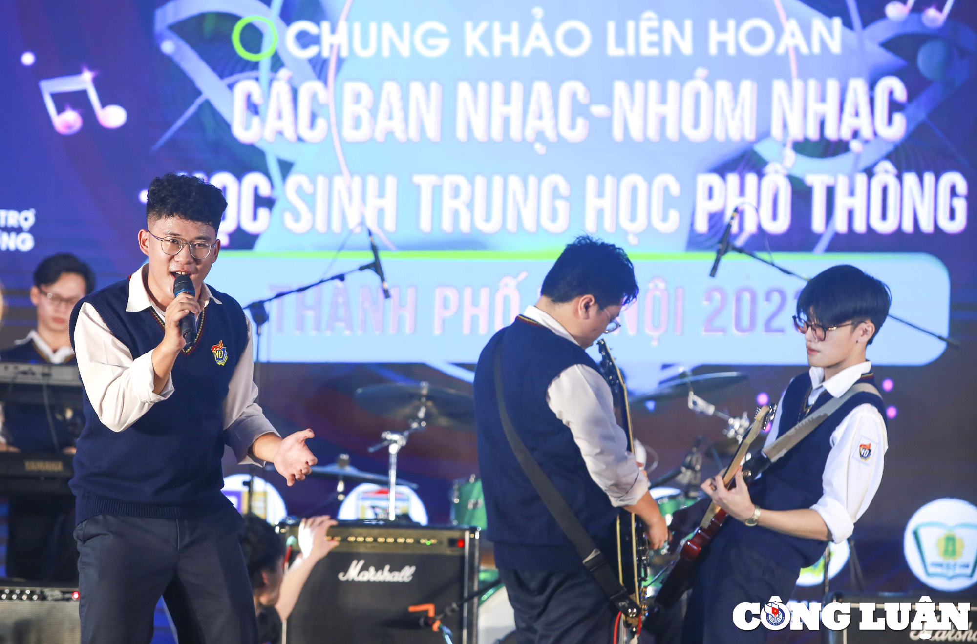 ha noi hoc sinh doi mua chay het minh trong dem nhac o truong thpt viet duc hinh 1