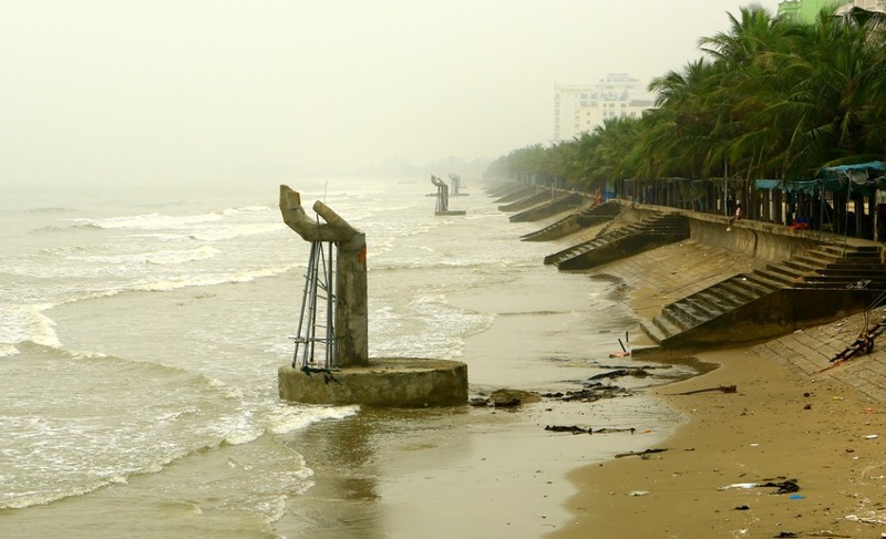 Những trụ bê tông hình bàn tay 5 ngón, giơ lên trời được dựng tại bãi biển ở khu du lịch Hải Tiến khiến nhiều người ngỡ ngàng. Ảnh: ĐT
