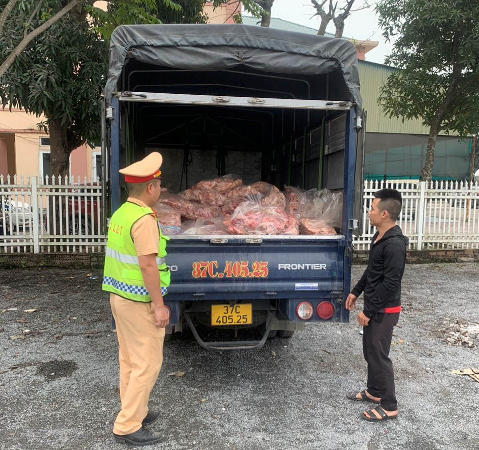 nghe an phat hien 600kg co canh ga dong lanh khong ro nguon goc dang tren duong tieu thu hinh 1