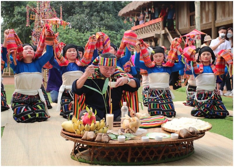Thầy Lang thực hiện nghi lễ cúng trong Lễ hội Chá Mùn. Ảnh: LVHDLCDT Việt Nam