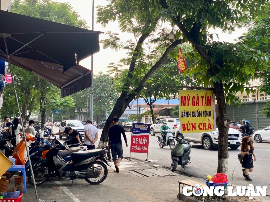 ha noi dich vu rua xe lan chiem via he gay mat an toan giao thong hinh 1