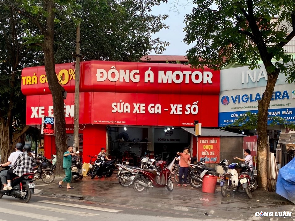 ha noi dich vu rua xe lan chiem via he gay mat an toan giao thong hinh 4