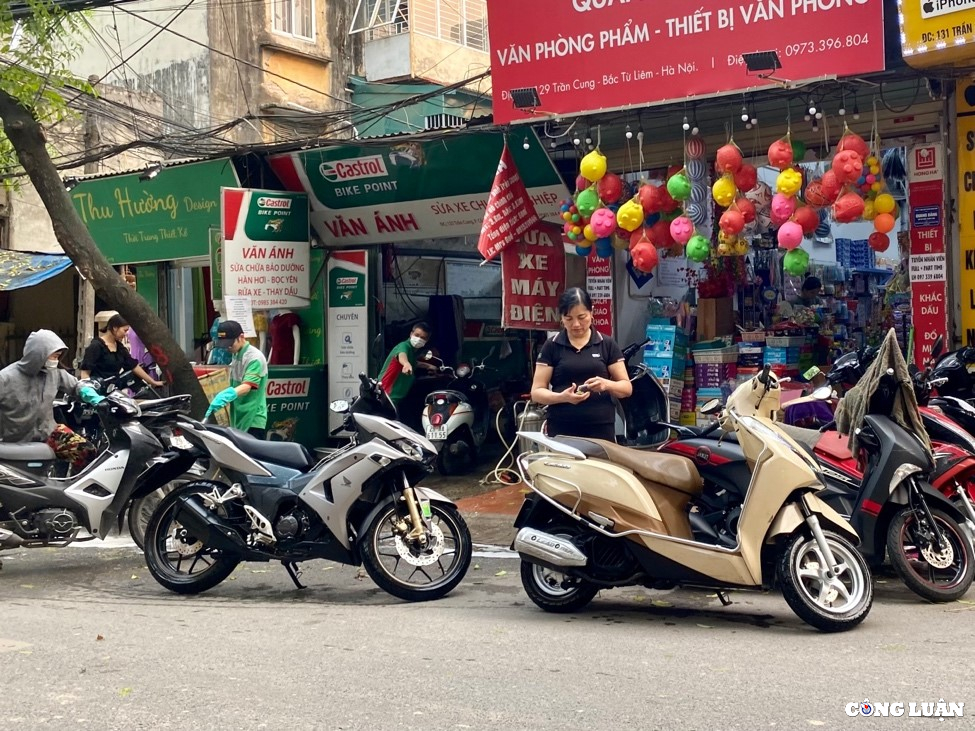 ha noi dich vu rua xe lan chiem via he gay mat an toan giao thong hinh 6