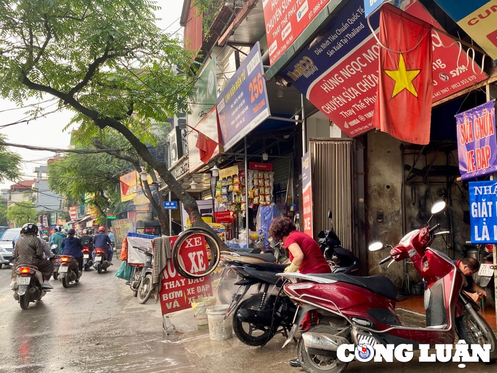 ha noi dich vu rua xe lan chiem via he gay mat an toan giao thong hinh 7