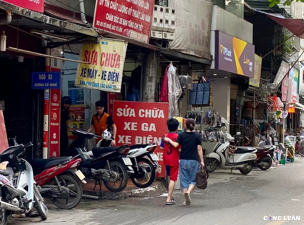 ha noi dich vu rua xe lan chiem via he gay mat an toan giao thong hinh 9