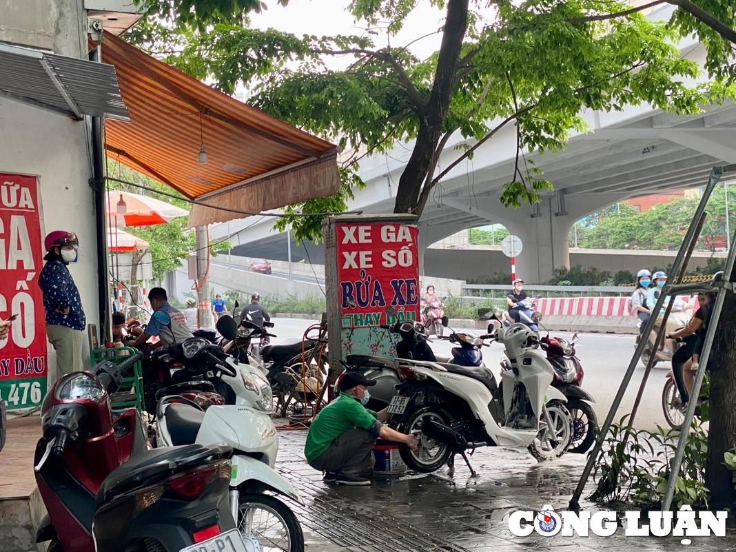 ha noi dich vu rua xe lan chiem via he gay mat an toan giao thong hinh 10