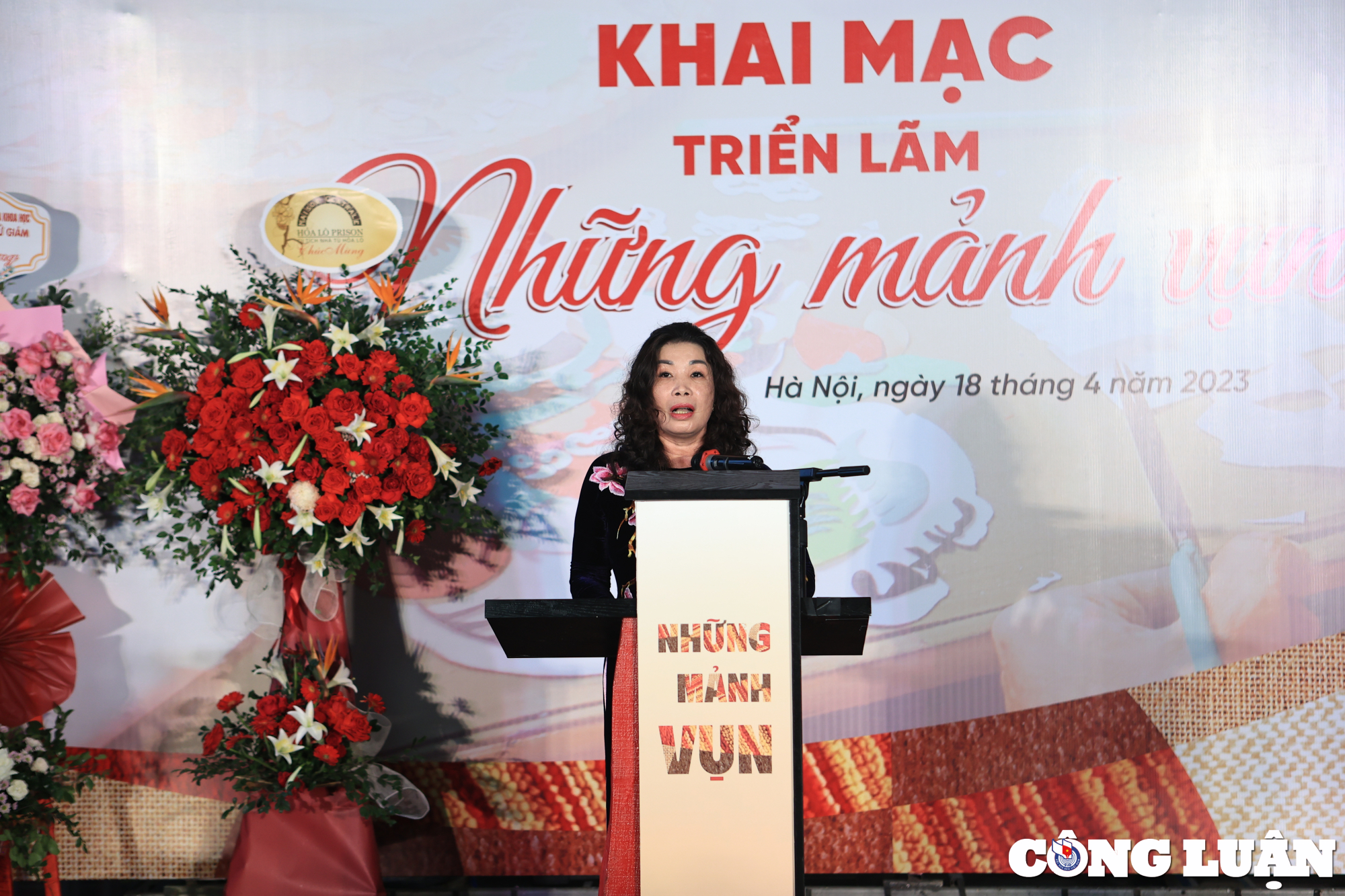Bà Trần Thị Vân Anh, Phó giám đốc Sở Văn hóa và Thể thao Hà Nội phát biểu khai mạc triển lãm "Những mảnh vụn".