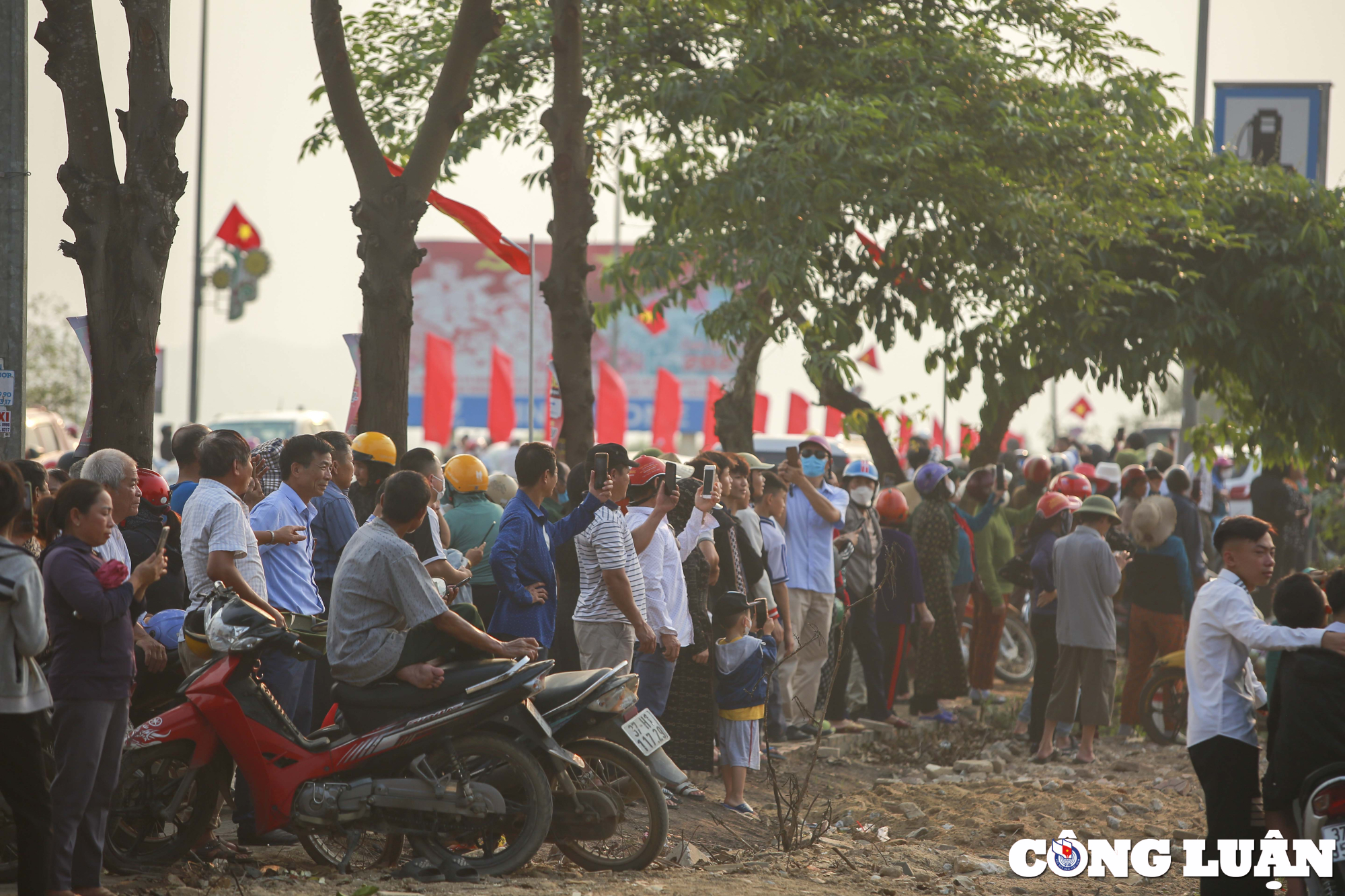 nghe an hang nghin nguoi hao huc ngam nhin man bieu dien du luon hinh 4