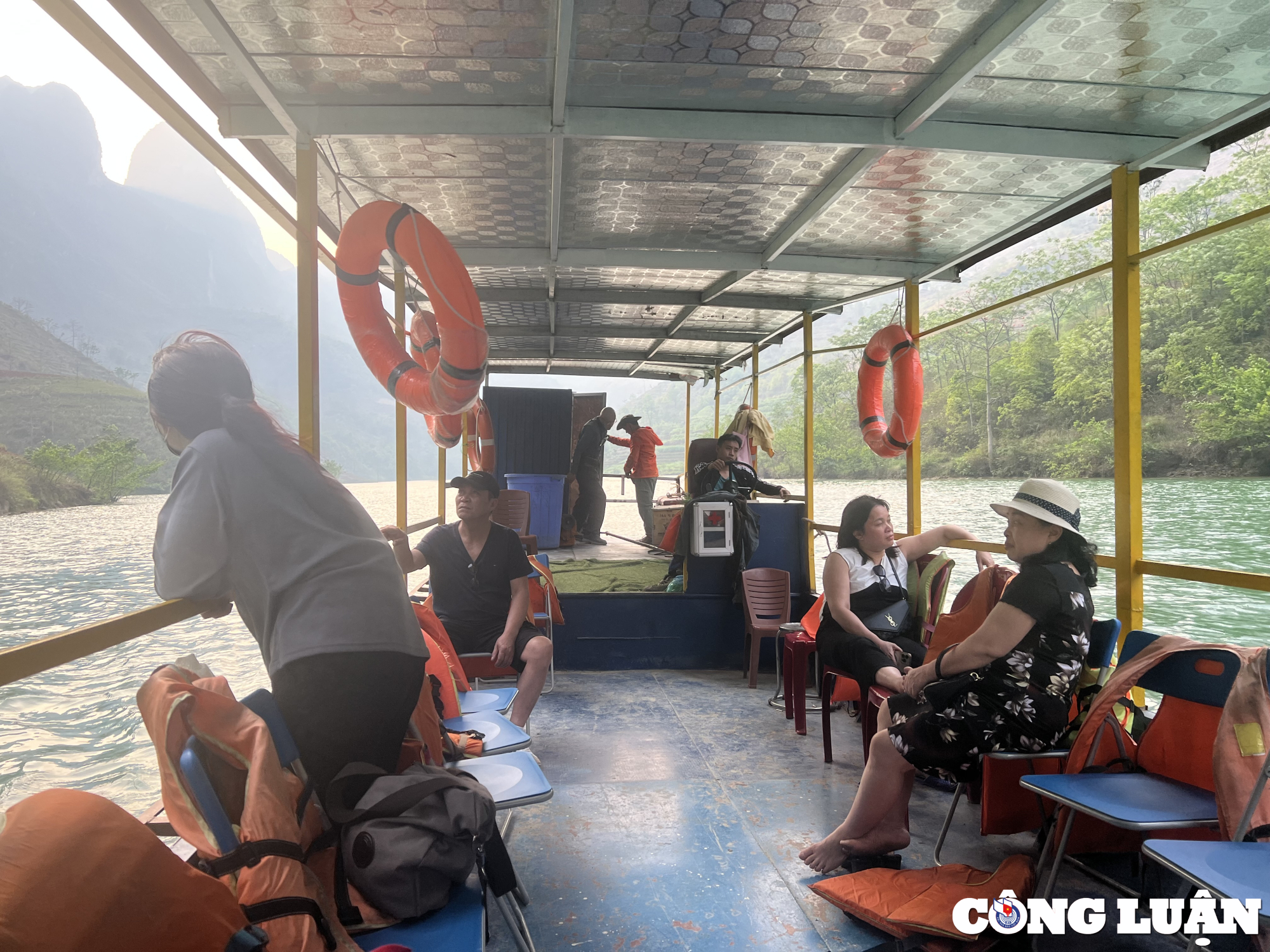 Du khách đi tàu trên dòng sông Nho Quế ngắm cảnh
