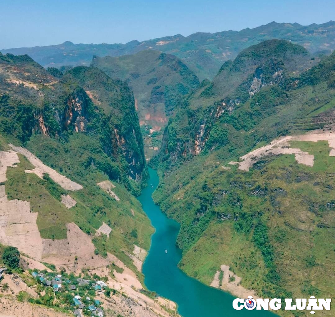 Sông Nho Quế có dòng nước trong xanh chạy dịu êm quanh những dãy núi.