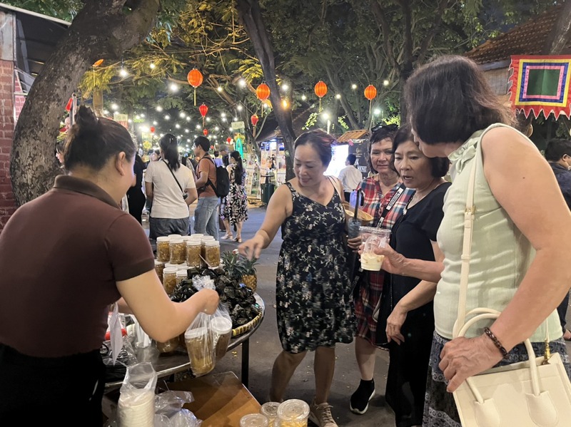Du khách chọn mua các món chè, bánh đặc trưng của tỉnh Khánh Hòa, Phú Yên. Ảnh: Báo Tin tức