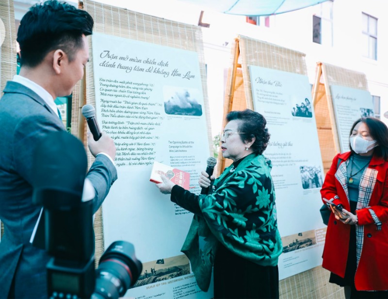 Nhà thơ, nhà báo Nguyễn Thị Mỹ Dung giới thiệu về tác phẩm của bà tại triển lãm “Theo dấu chân Đại tướng” do Bảo tàng Phụ nữ Việt Nam tổ chức, ngày 22/12/2021