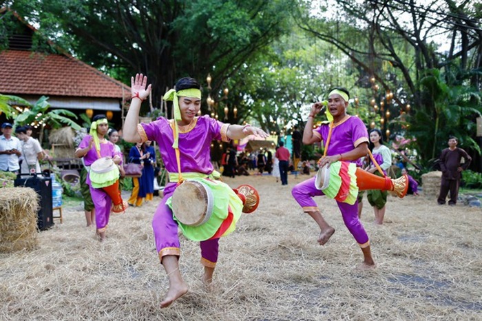 Không gian biểu diễn nghệ thuật, giao lưu văn hóa, trò chơi dân gian tại lễ hội. Ảnh: NLĐ