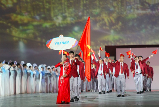 VĐV Nguyễn Huy Hoàng cầm quốc kỳ Việt Nam tại lễ khai mạc SEA Games 31 được tổ chức tại Việt Nam. Ảnh: VFF