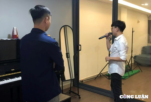 bo ra tien trieu nhieu nguoi dua nhau di hoc hat karaoke hinh 3