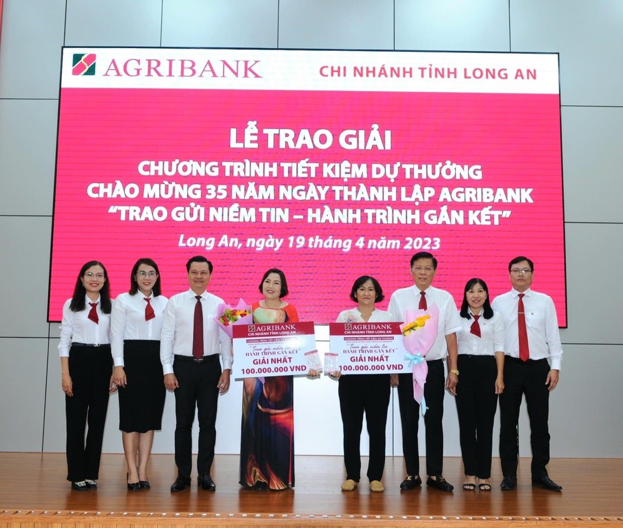 agribank trao thuong giai dac biet 01 ty dong cho khach hang gui tien tai soc trang hinh 3