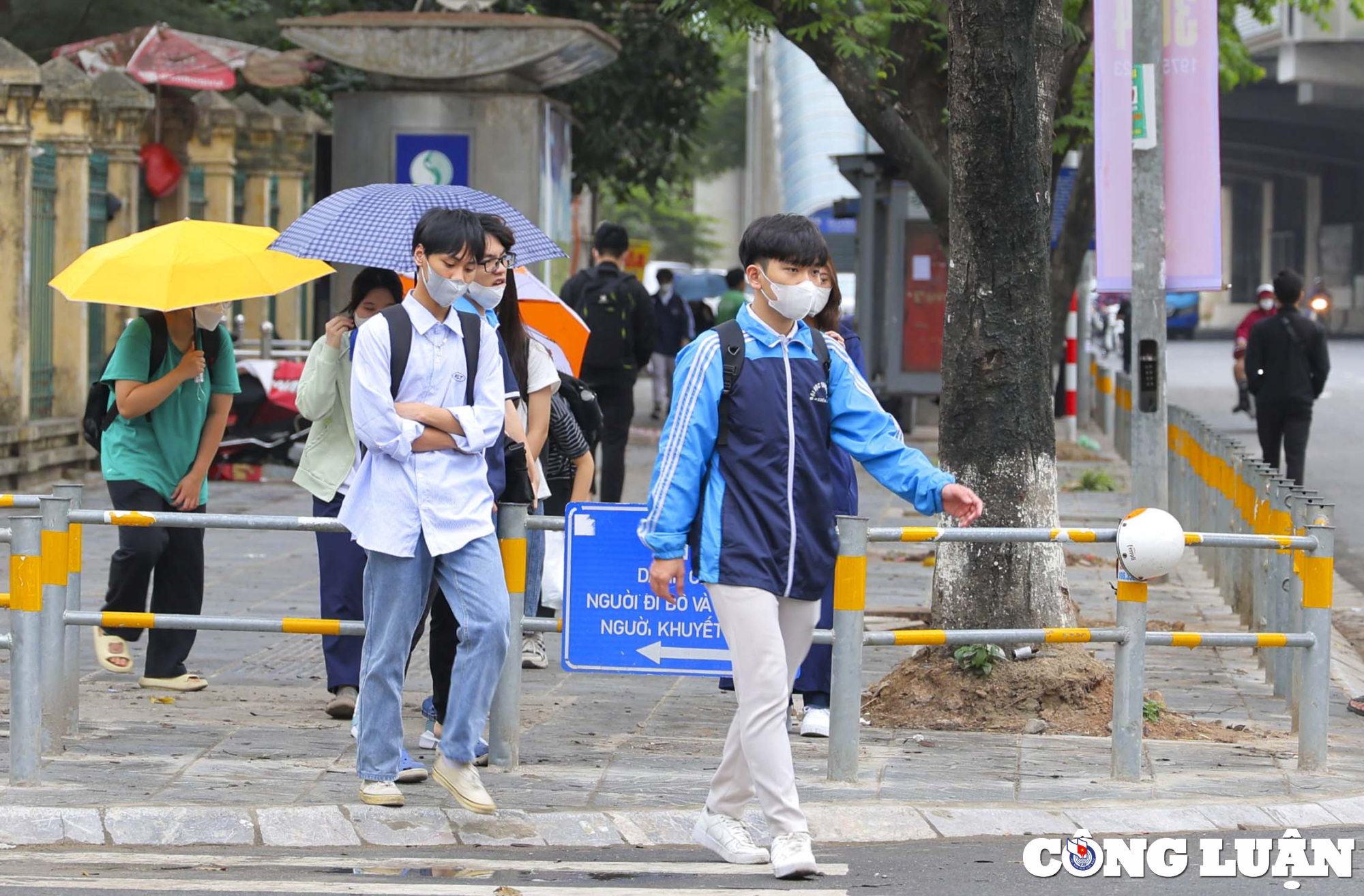 ha noi dot ngot tro lanh nguoi dan co ro ao am ra duong hinh 4