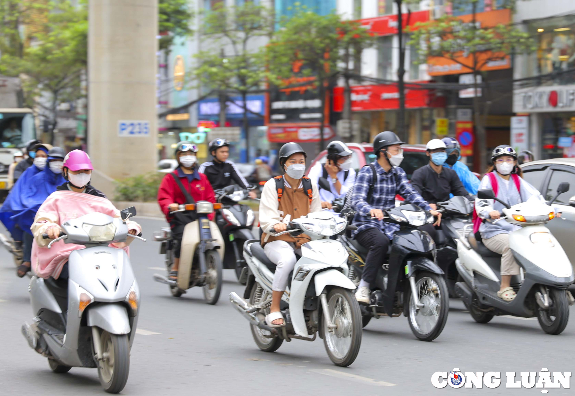 ha noi dot ngot tro lanh nguoi dan co ro ao am ra duong hinh 1