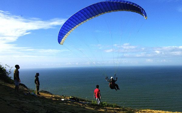 Dù lượn sẽ mang lại nhiều điều thú vị cho du khách về Hải Tiến.