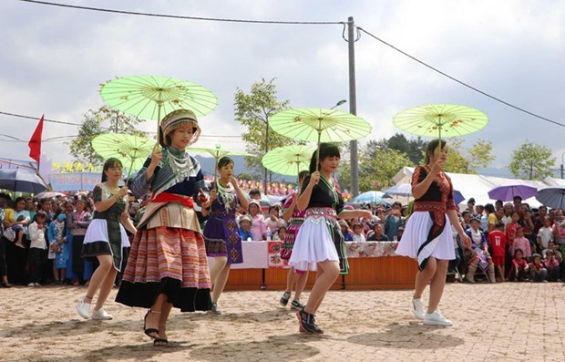 Giao lưu biểu diễn văn nghệ tại không gian văn hóa của đồng bào dân tộc Mông