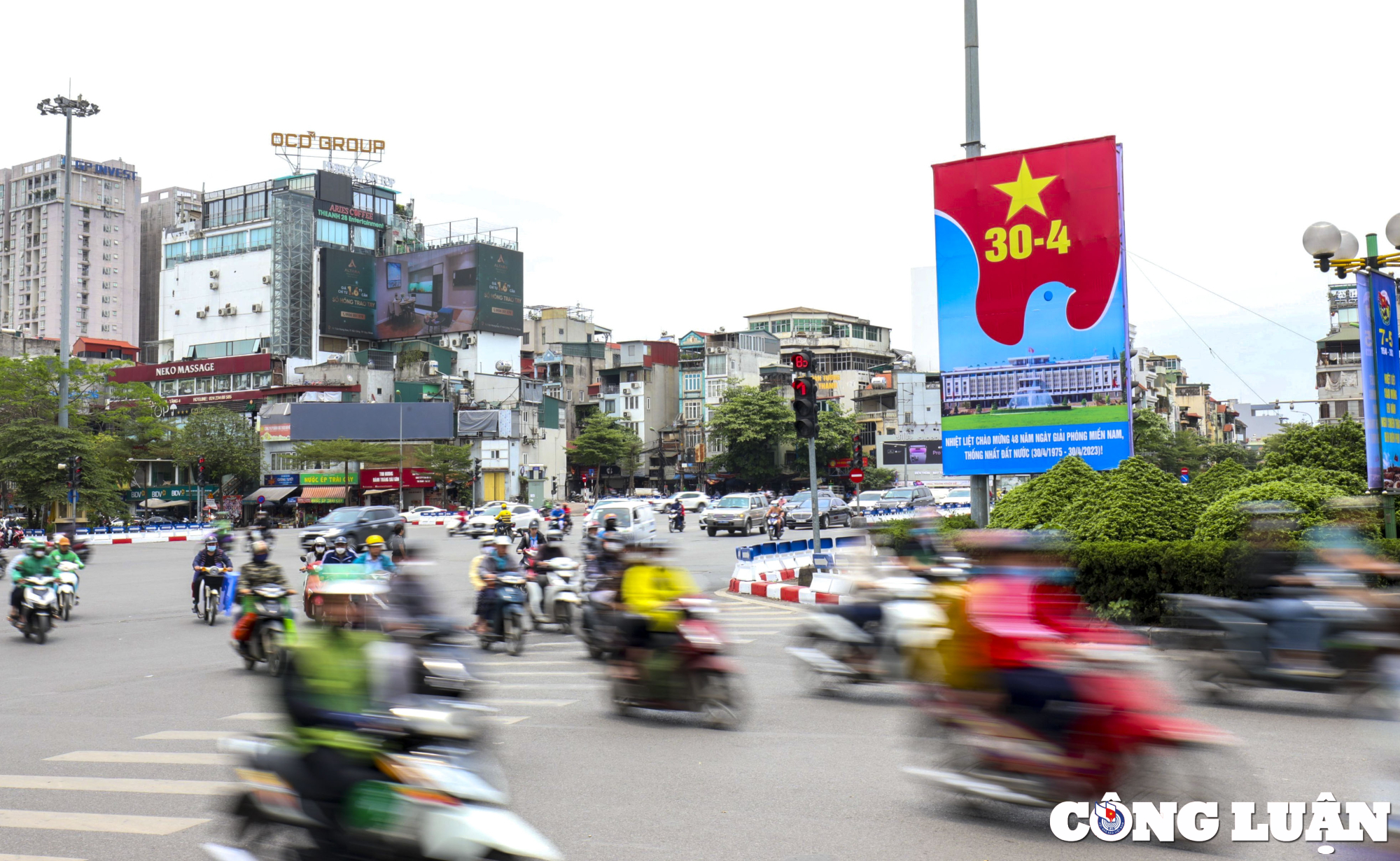 ha noi duong pho ruc ro mung 48 nam ngay giai phong mien nam thong nhat dat nuoc hinh 2