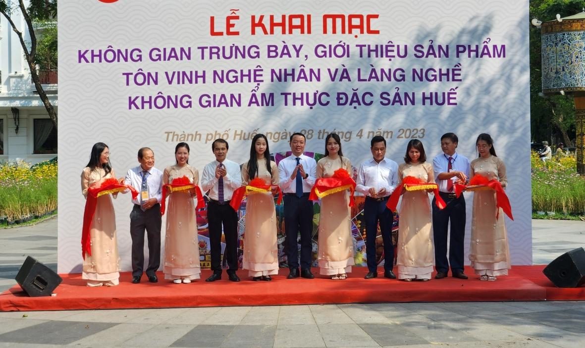 khai mac khong gian nghe truyen thong khong gian am thuc dac san hue hinh 2