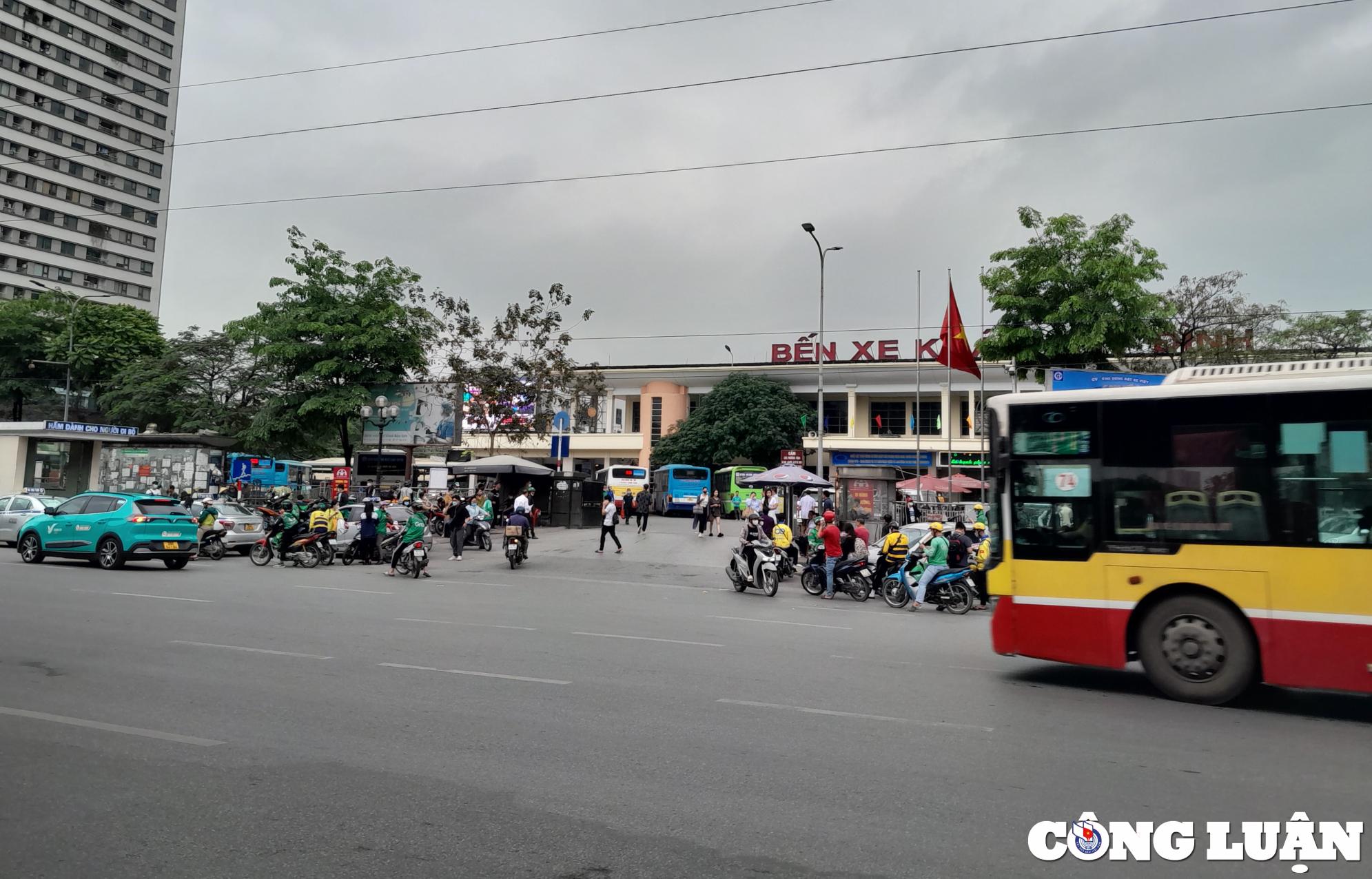 nghi le 30 4  1 5 ben xe khach tai ha noi bat dau nhon nhip hinh 1