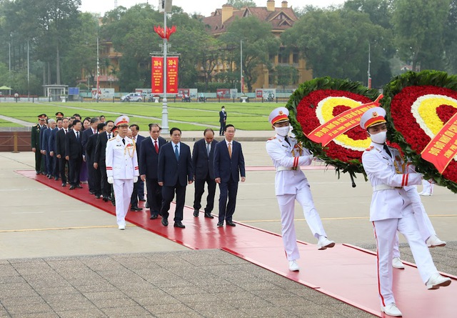 lanh dao dang nha nuoc vao lang vieng chu tich ho chi minh dang huong tuong niem cac anh hung liet si hinh 1