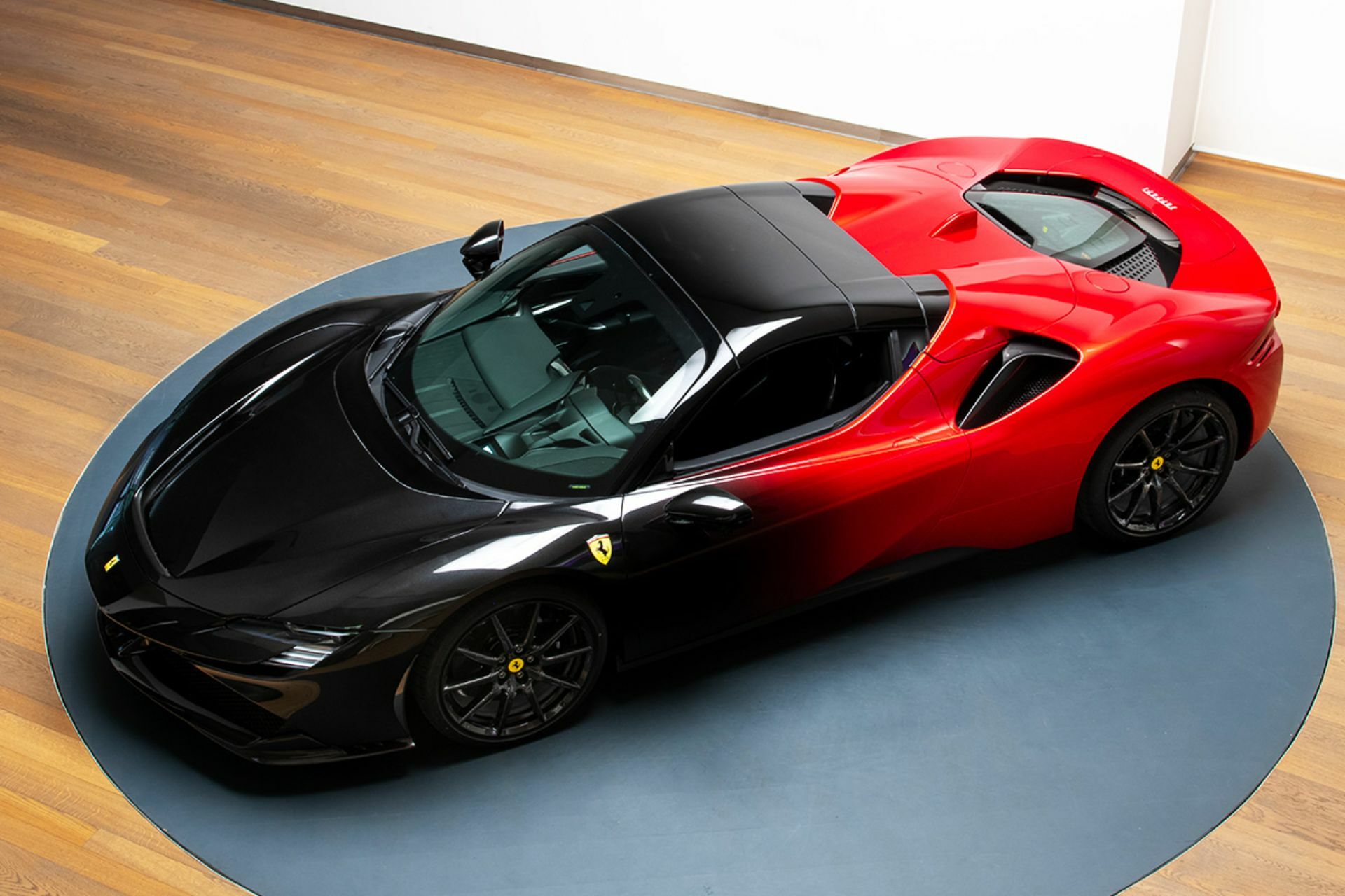 chiem nguong ferrari sf90 spider phoi hai tong mau doc la hinh 1