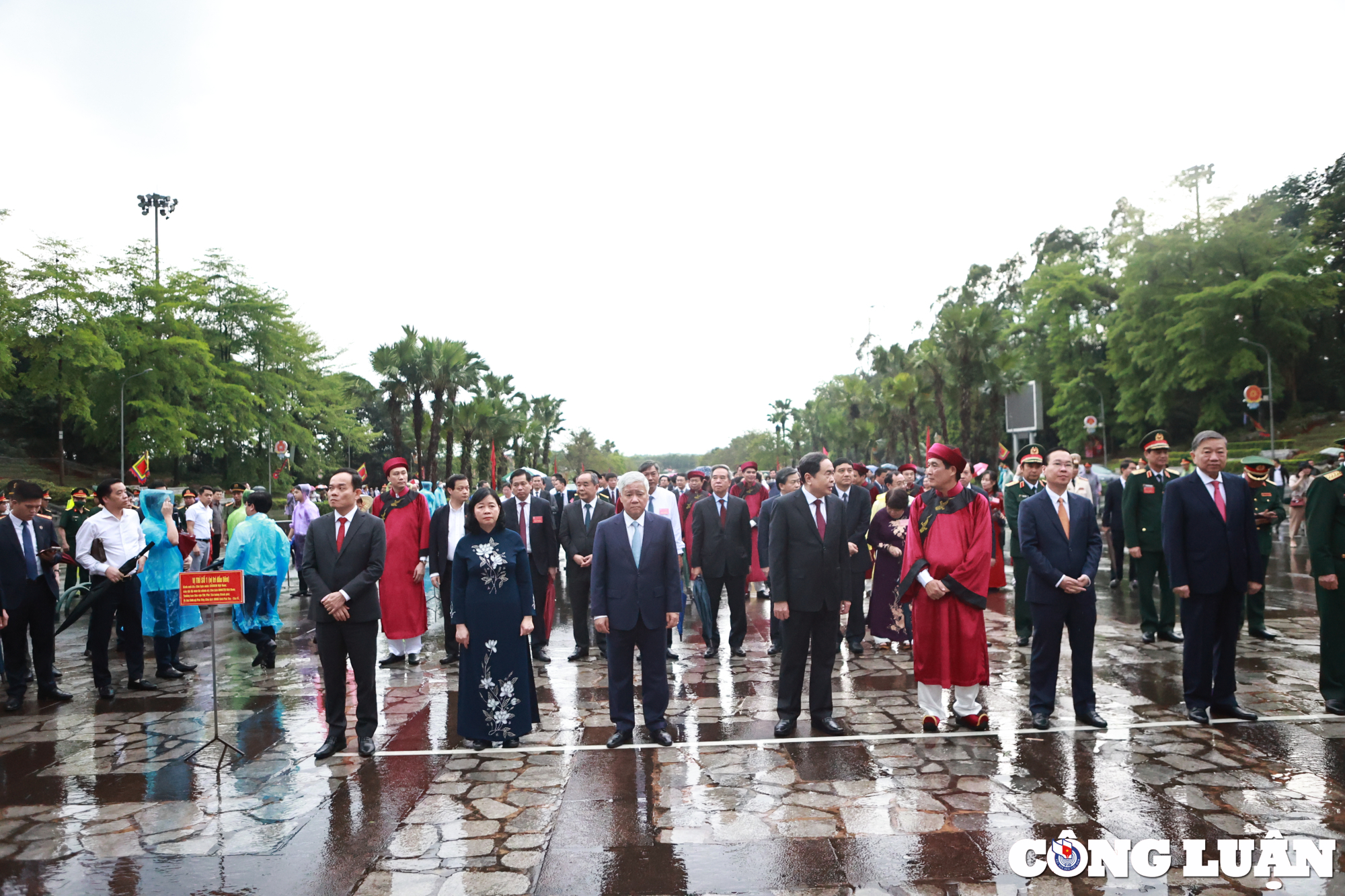 Chủ tịch nước Võ Văn Thưởng, cùng các vị lãnh đạo Đảng, Nhà nước, tỉnh Phú Thọ dâng hương tưởng niệm các Vua Hùng năm Quý Mão 2023.