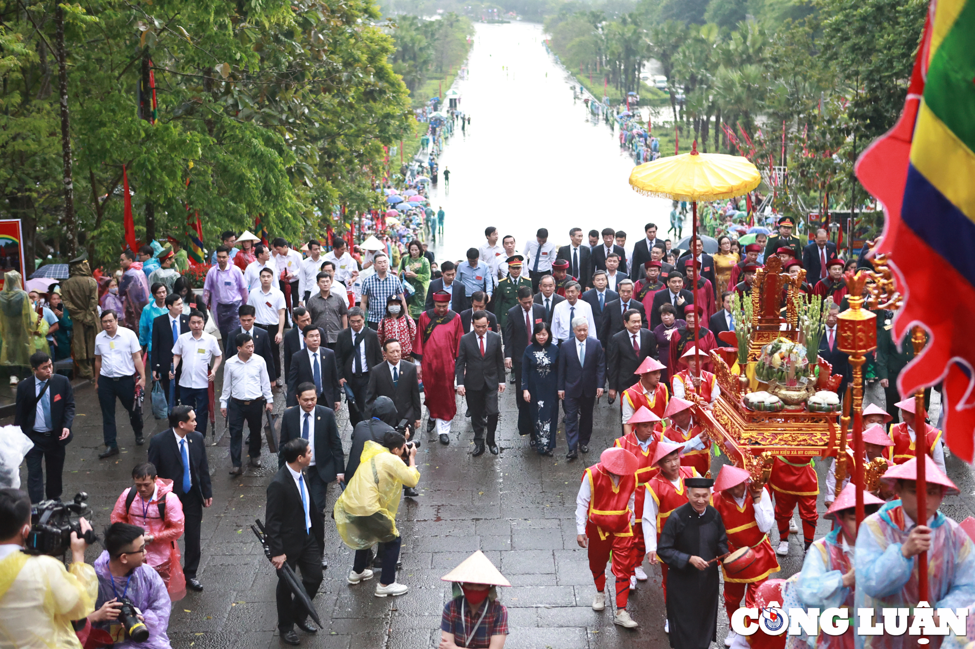 Lãnh đạo Đảng, Nhà nước và hàng nghìn người dân dự lễ giỗ tổ Hùng Vương vào sáng nay 29/4, tức mùng 10 tháng 3 tại Khu di tích Đền Hùng.