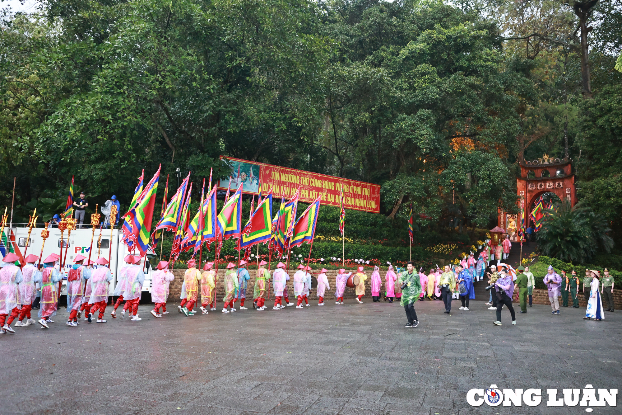 Đoàn cầm cờ tiến lên khu vực đền Thượng để dâng hương tưởng nhớ các vị Vua Hùng đã có công dựng nước.