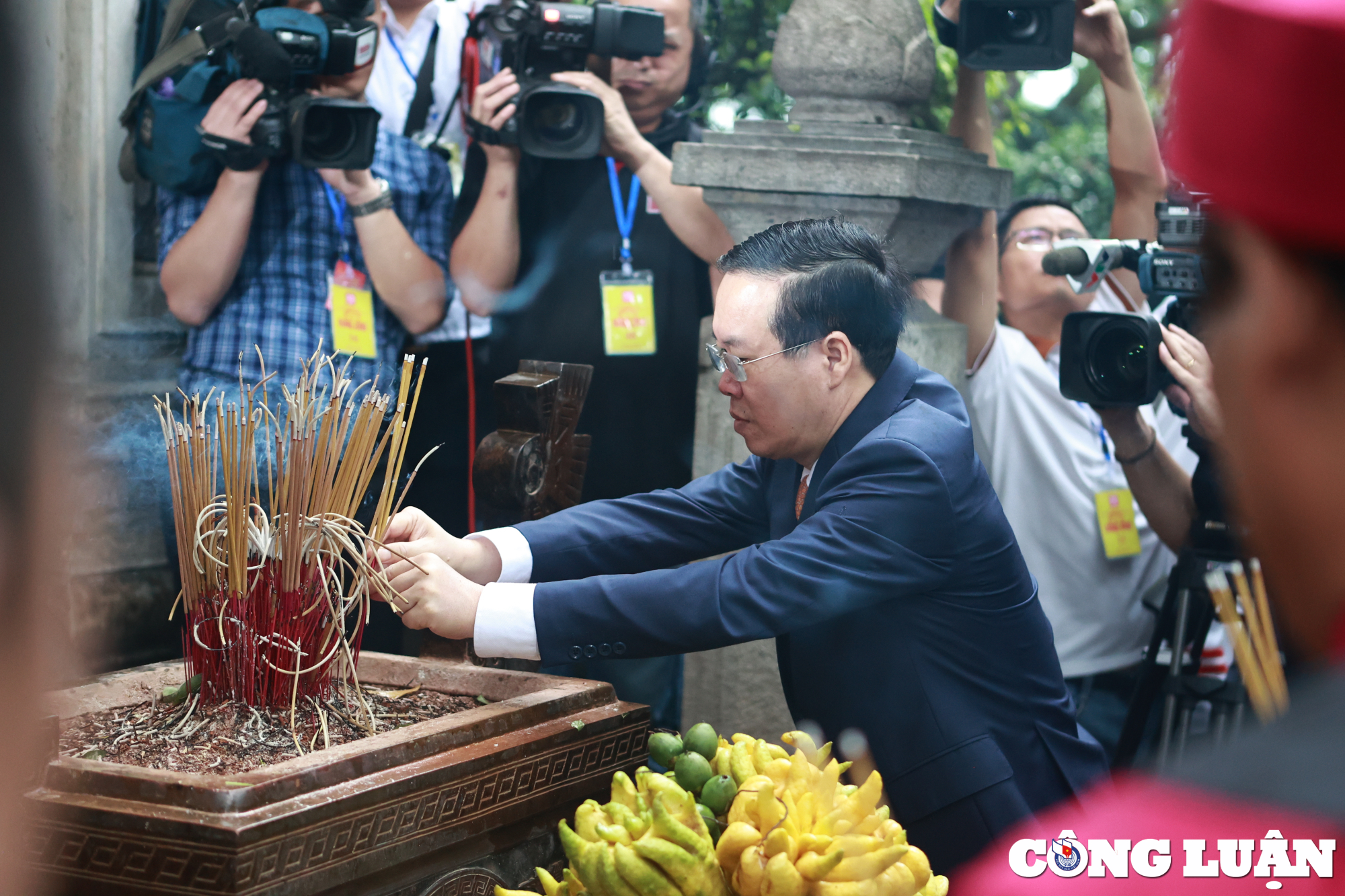 Chủ tịch nước Võ Văn Thưởng thắp hương tưởng nhớ công lao dựng nước và giữ nước của các vị Vua Hùng tại lễ Giỗ Tổ Hùng Vương.