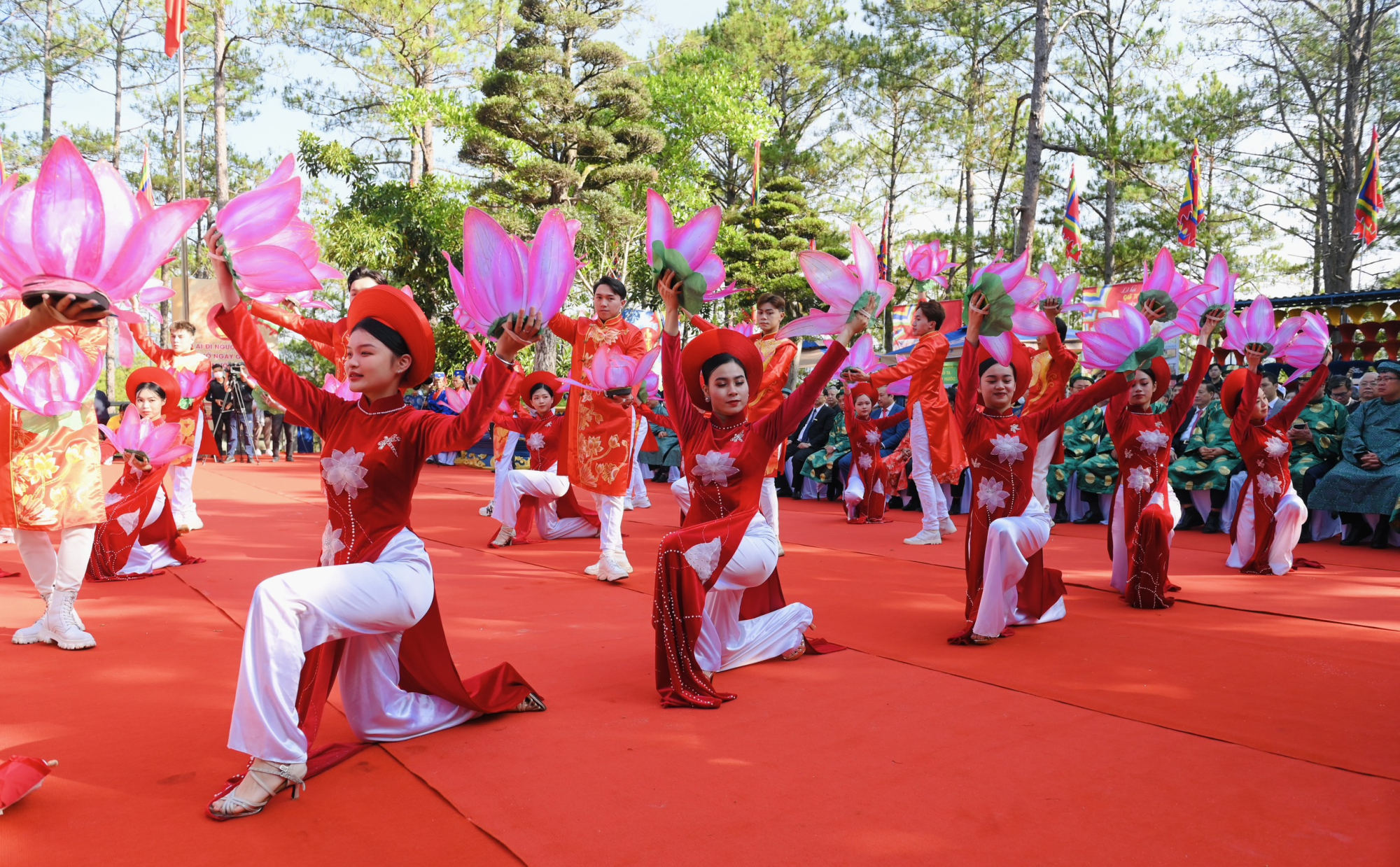 huong ve coi nguon dang huong tuong nho vua hung tai den tho au lac tinh lam dong hinh 6