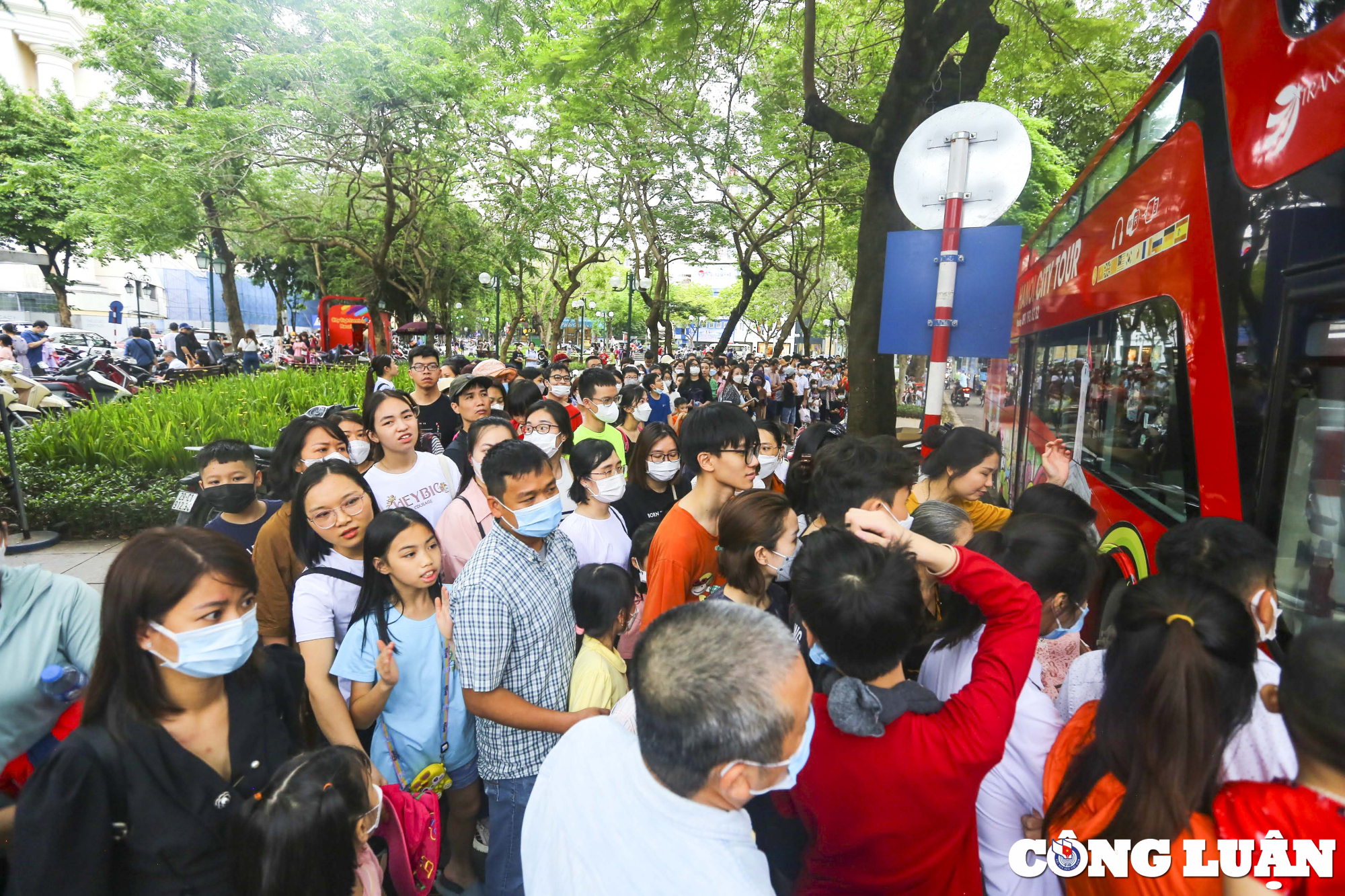 ha noi hang nghin nguoi xep hang dai cho di xe buyt hai tang mien phi hinh 6