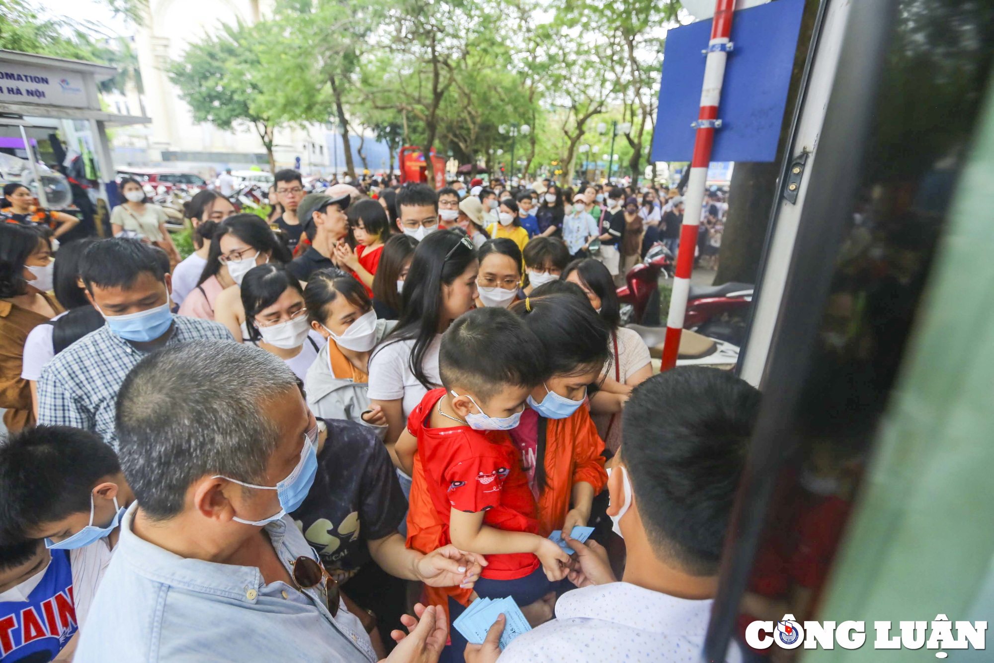 ha noi hang nghin nguoi xep hang dai cho di xe buyt hai tang mien phi hinh 3