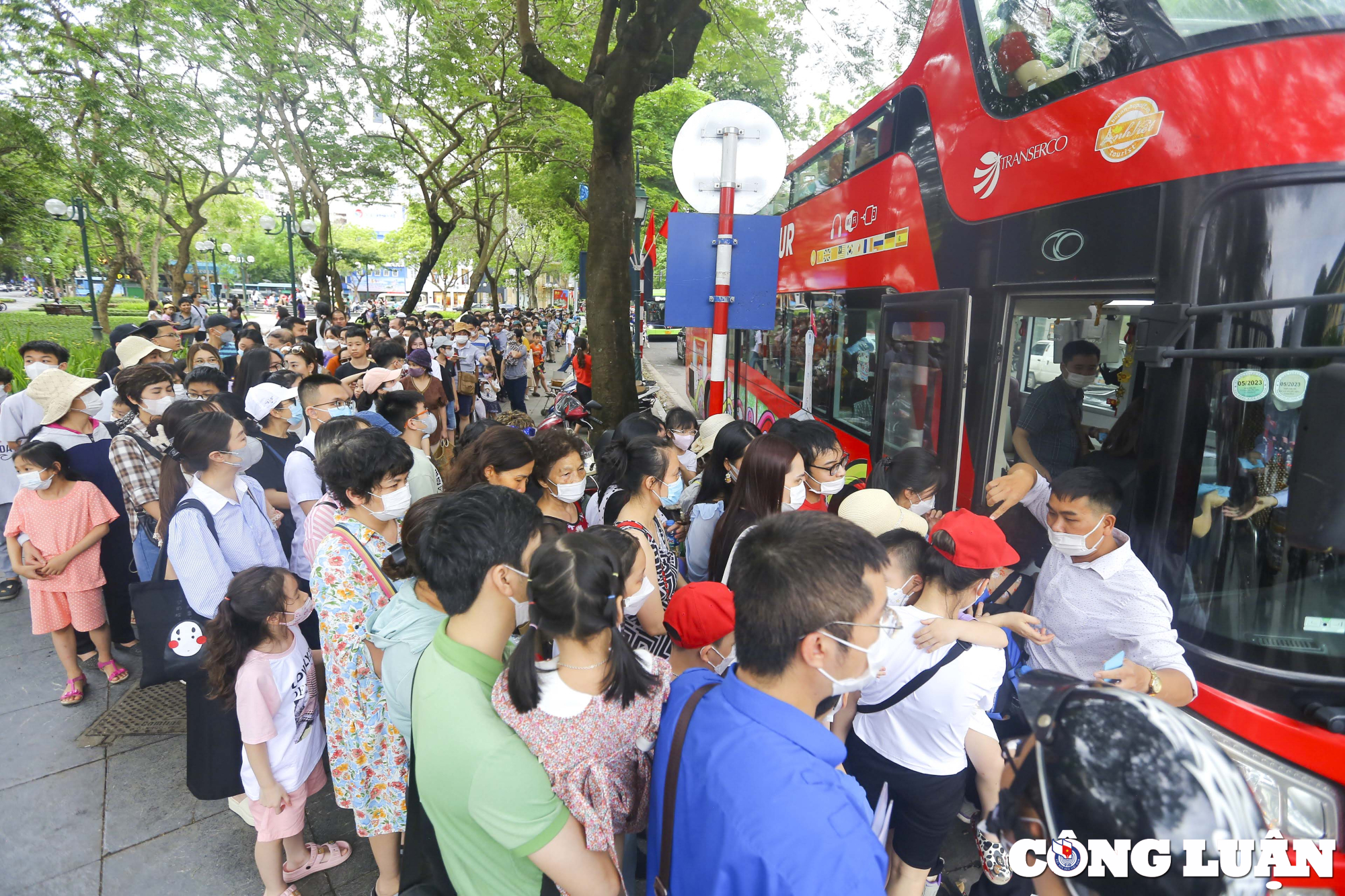 ha noi hang nghin nguoi xep hang dai cho di xe buyt hai tang mien phi hinh 2