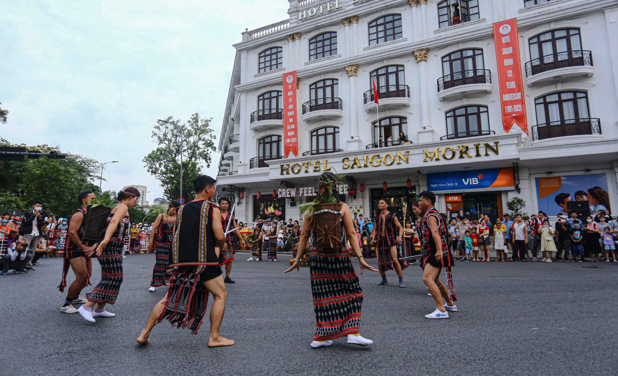 doc dao le hoi quang dien duong pho tai festival nghe truyen thong hue 2023 hinh 1