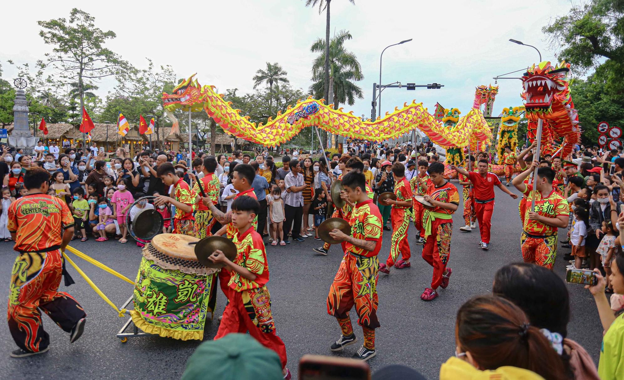 doc dao le hoi quang dien duong pho tai festival nghe truyen thong hue 2023 hinh 5