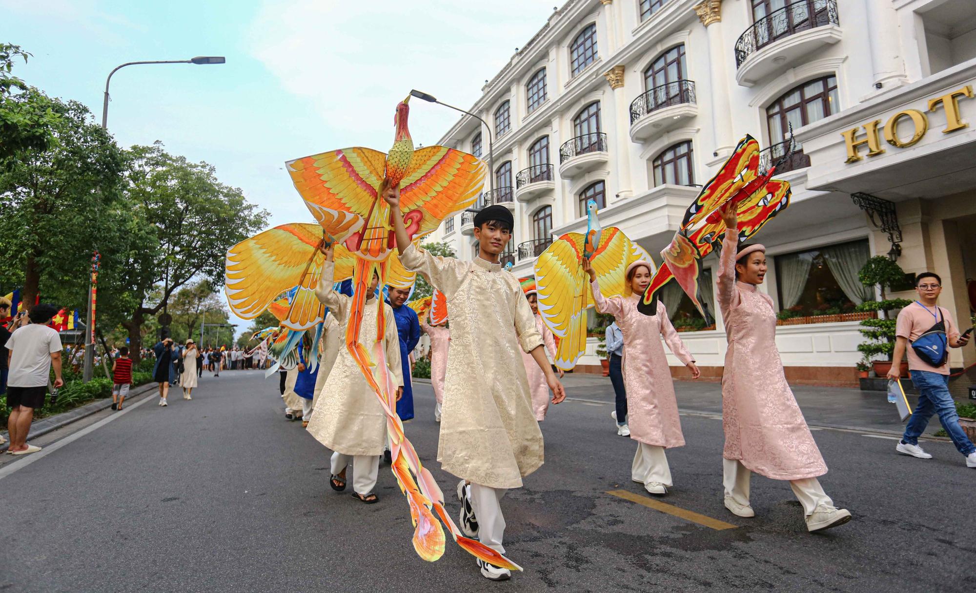 doc dao le hoi quang dien duong pho tai festival nghe truyen thong hue 2023 hinh 7