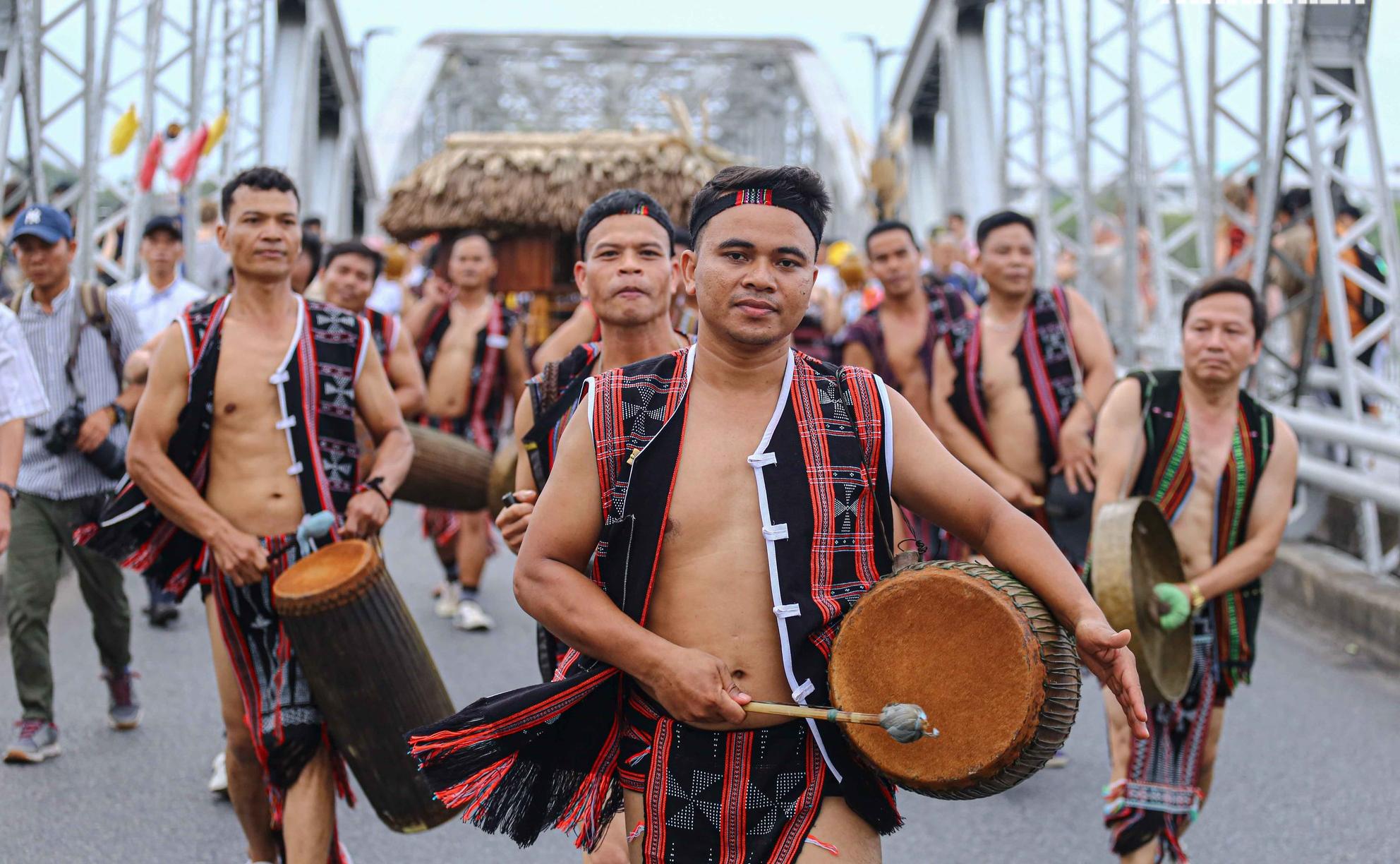 doc dao le hoi quang dien duong pho tai festival nghe truyen thong hue 2023 hinh 10