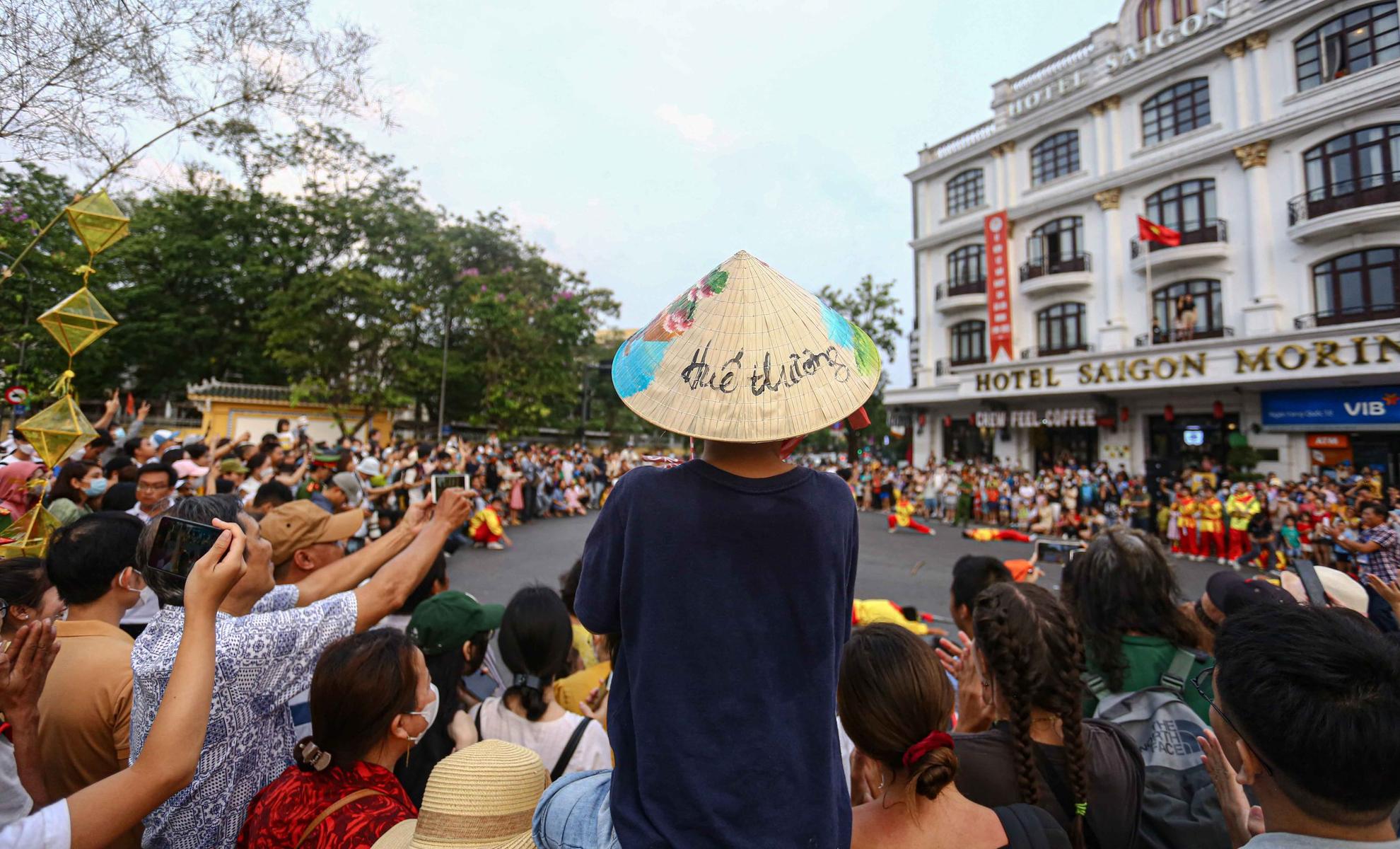 doc dao le hoi quang dien duong pho tai festival nghe truyen thong hue 2023 hinh 2